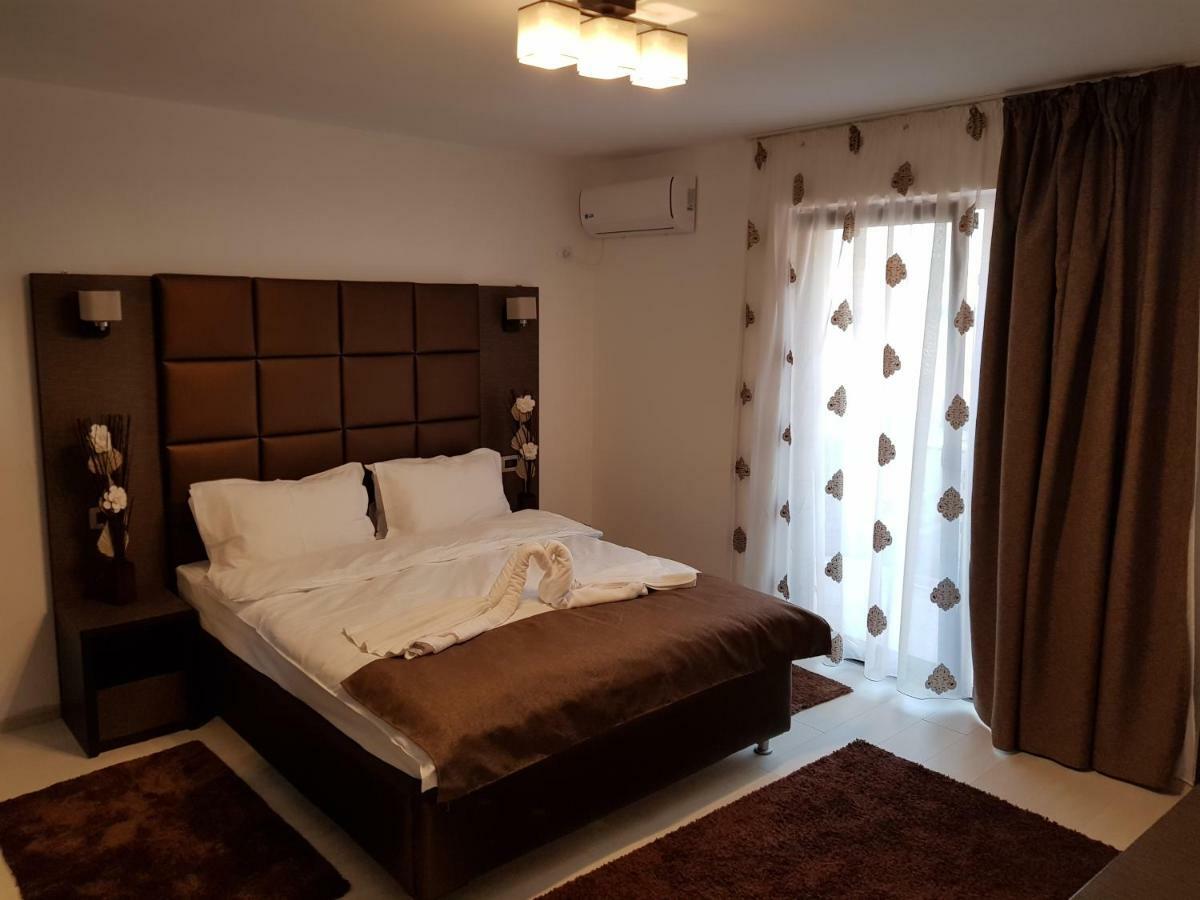 Hotel Bk à Năvodari Extérieur photo