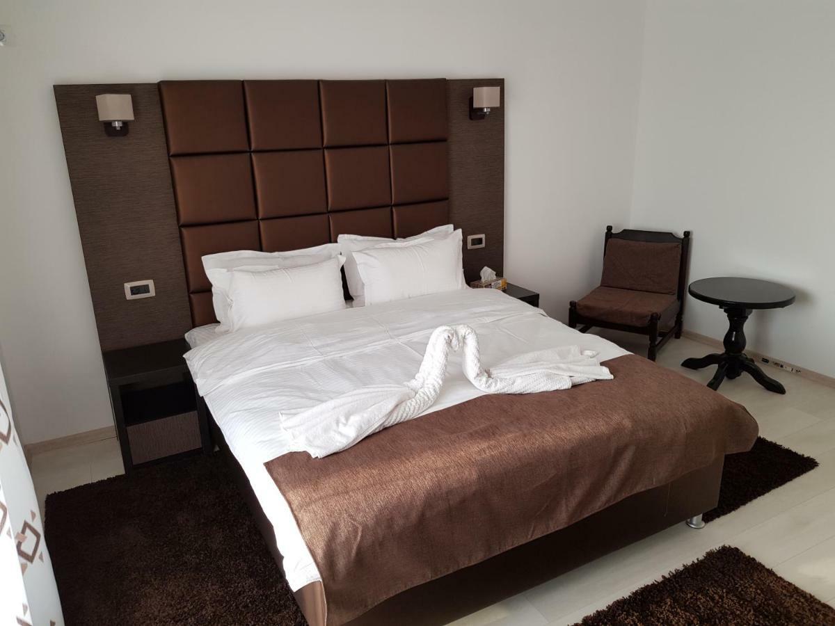 Hotel Bk à Năvodari Extérieur photo