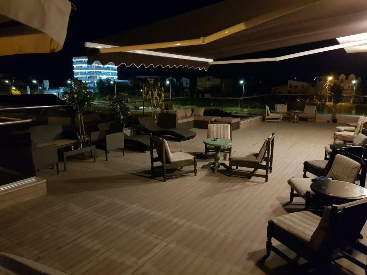 Hotel Bk à Năvodari Extérieur photo