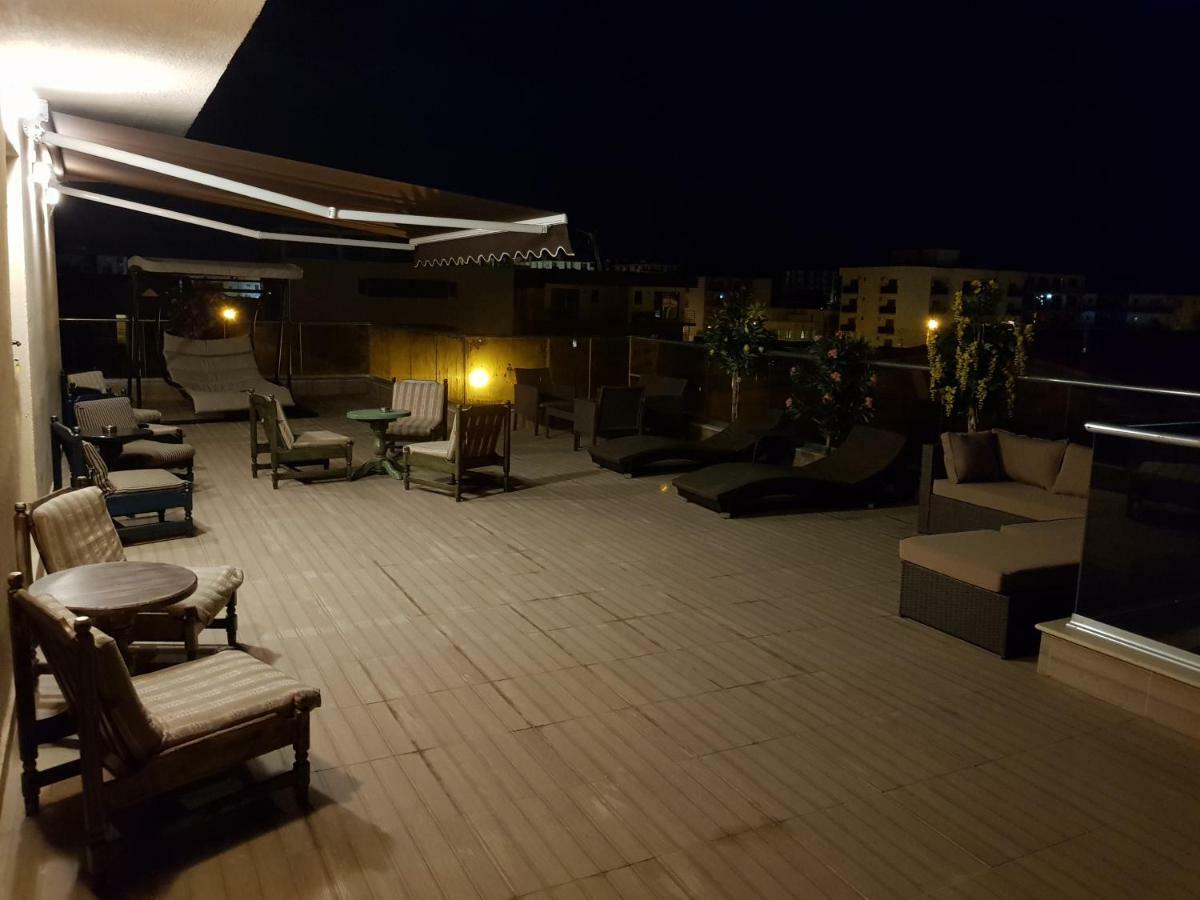Hotel Bk à Năvodari Extérieur photo