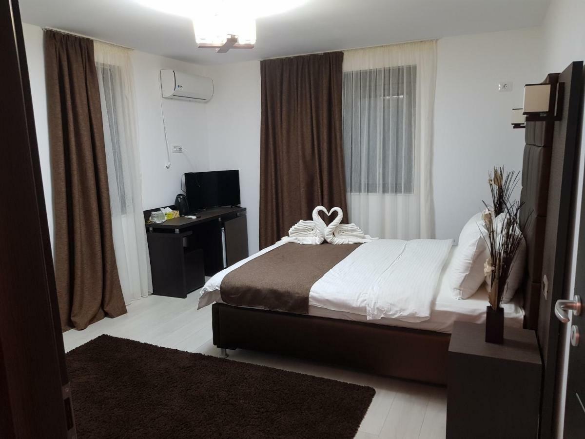 Hotel Bk à Năvodari Extérieur photo
